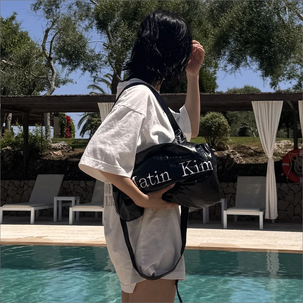 GLOSSY LIGHT TWO WAY BAG IN BLACK