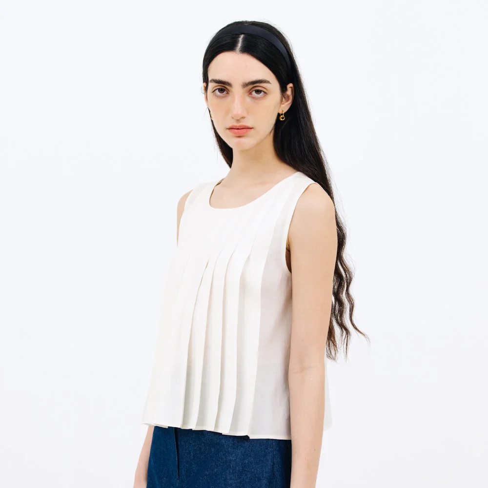 pleats sleeveless blouse_ivory