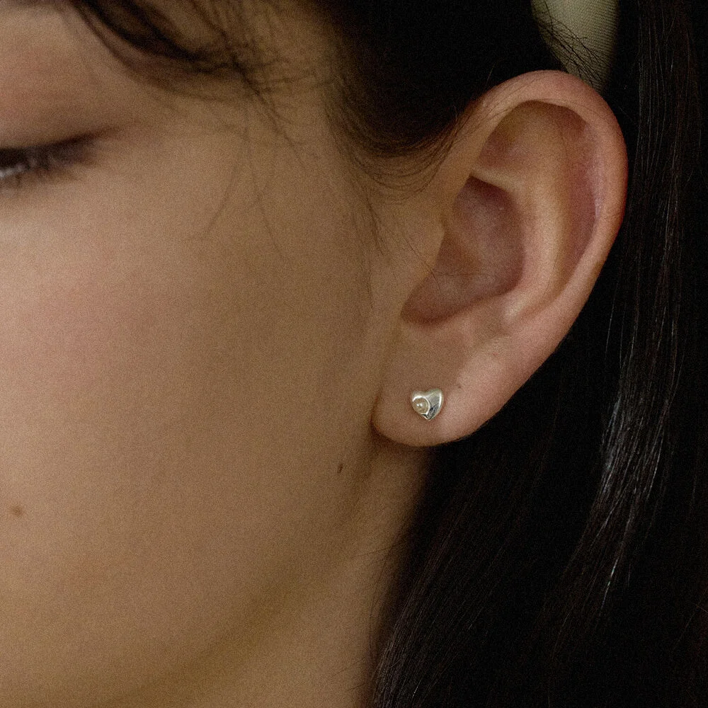 Mini heart pearl earring - silver