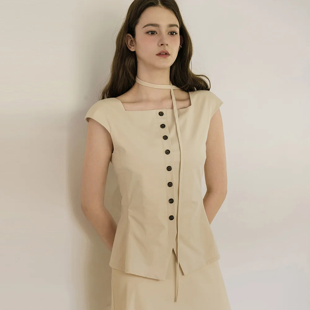Cap Beige Blouse