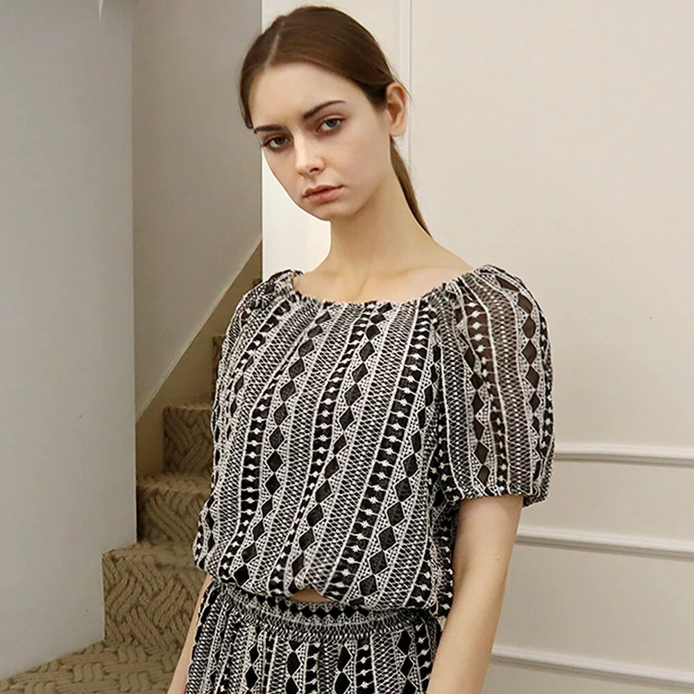蕾絲 短版 黑色 露肩_Lace Crop BK Off-shoulder