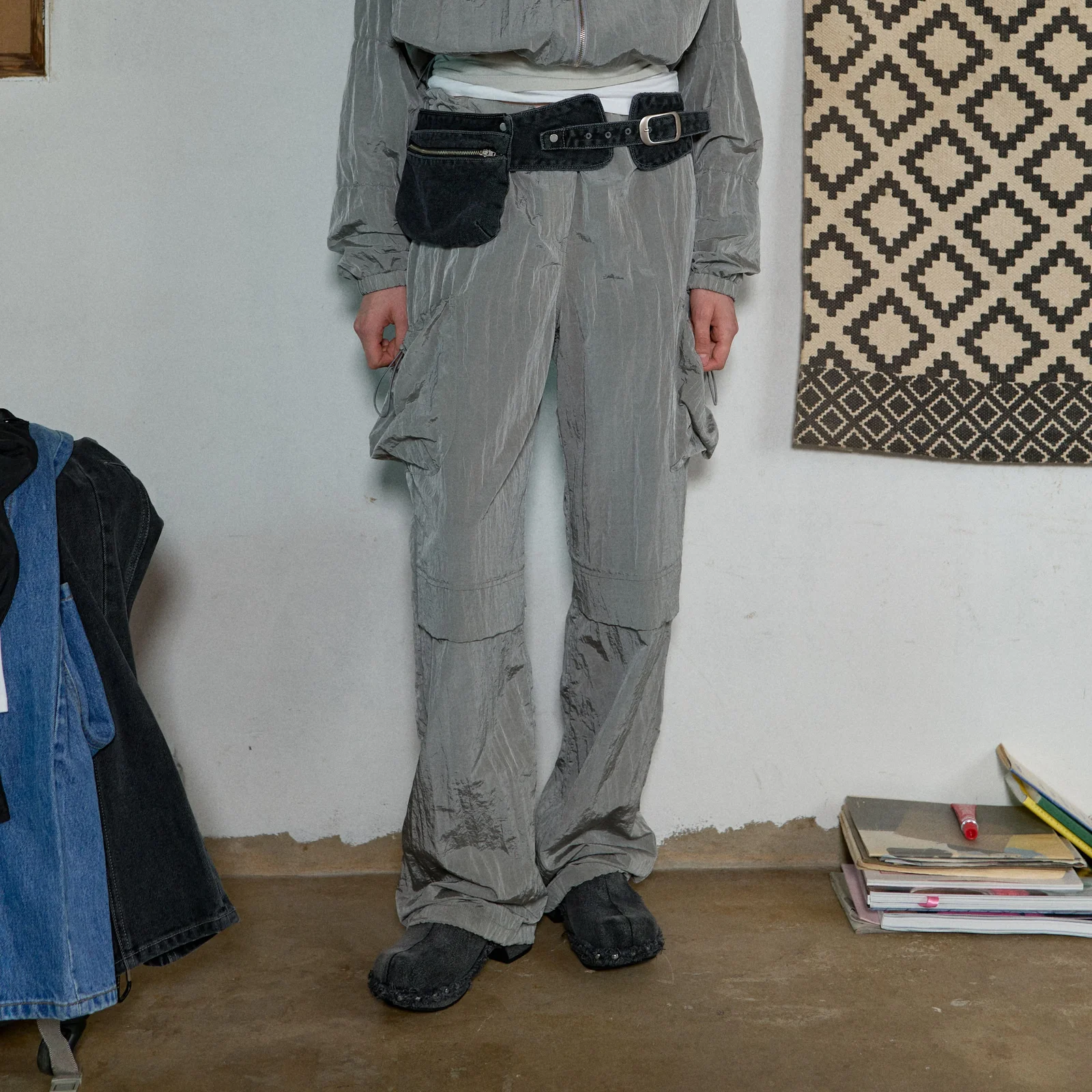 SHIRRING PARACHUTE PANTS - GRAY