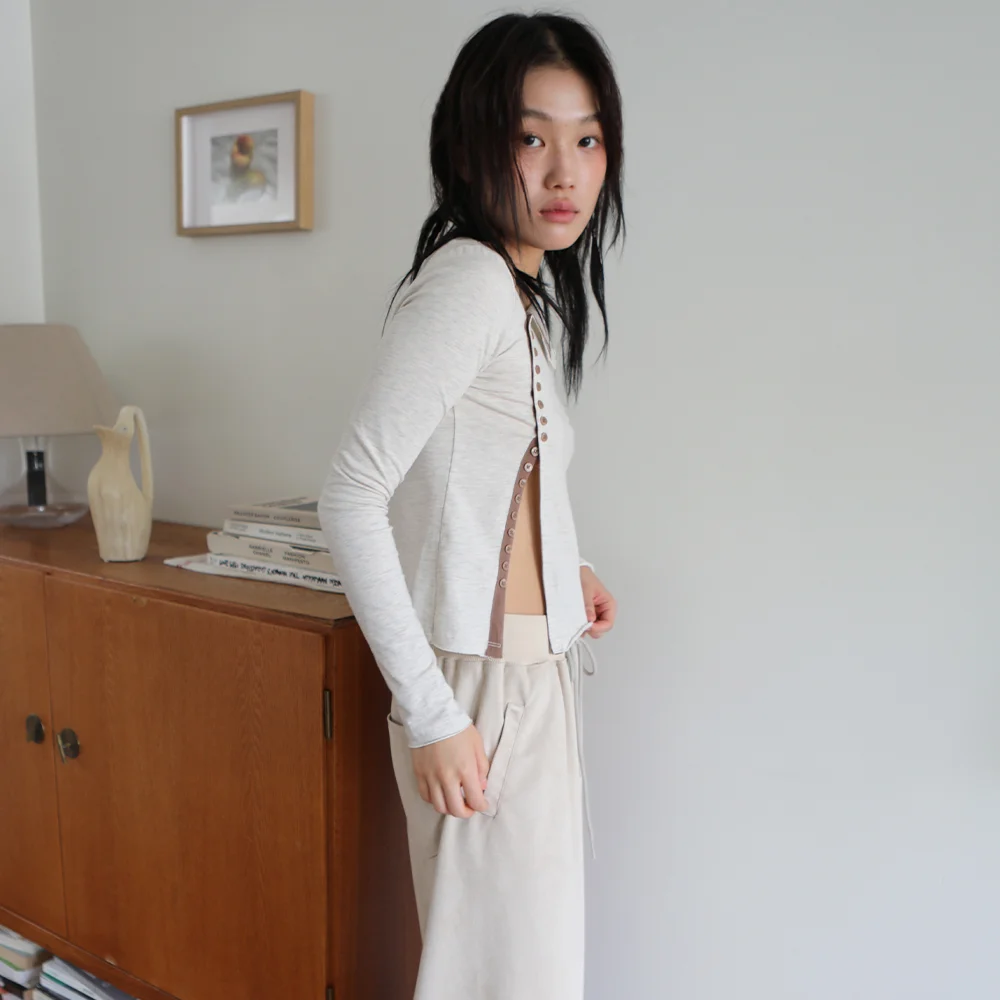 BADGE PRINT SIDE BUTTON TOP OATMEAL