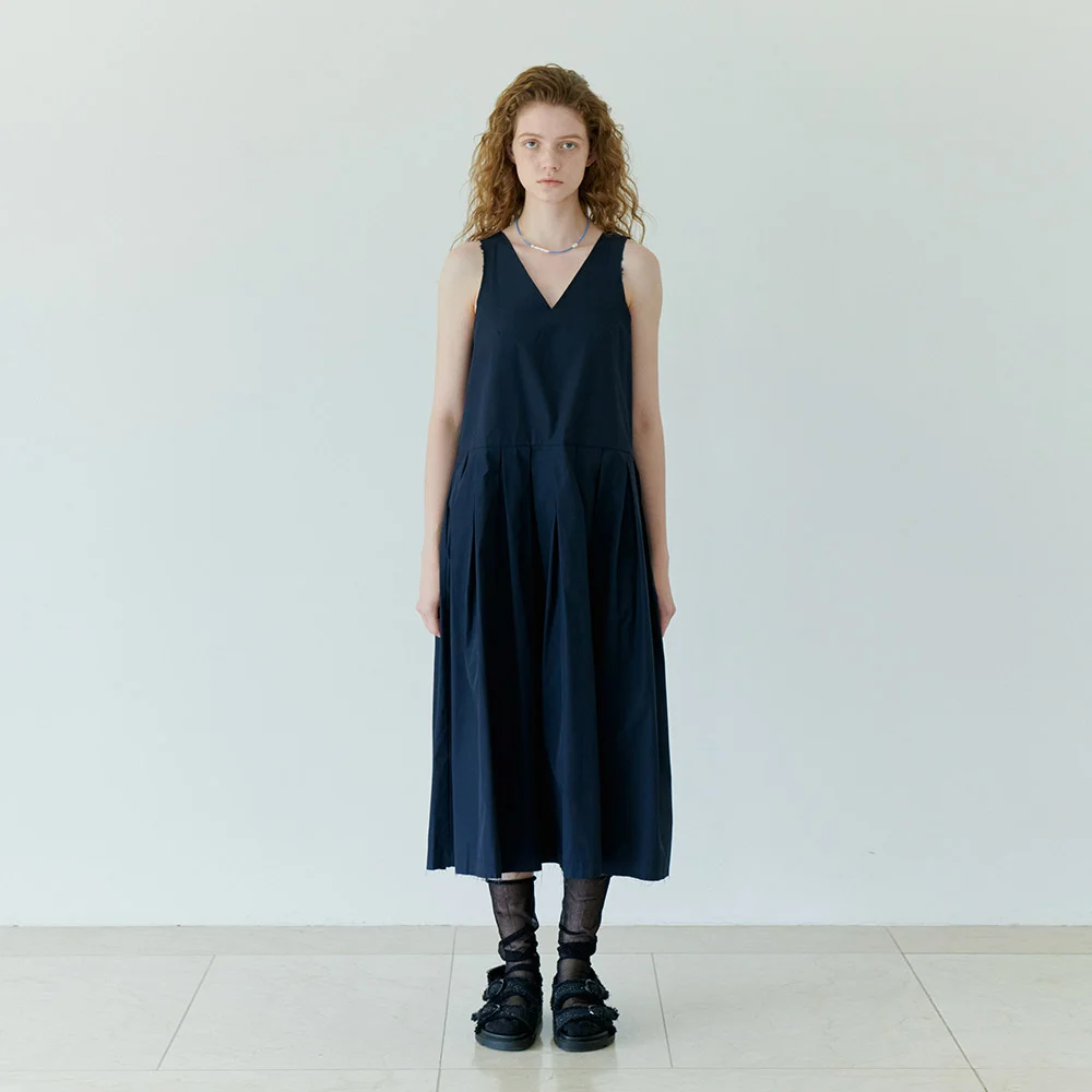 RAW EDGE PLEATS DRESS (NAVY)