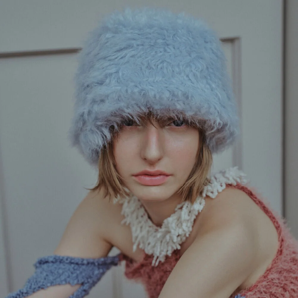 FUR MEATEL HAT IN FRIZZ BLUE