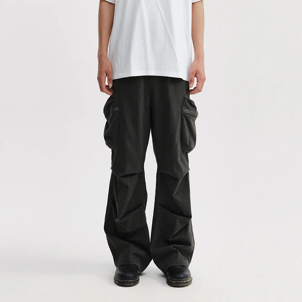 VOLUME TUCK CARGO PANTS IN CHARCOAL