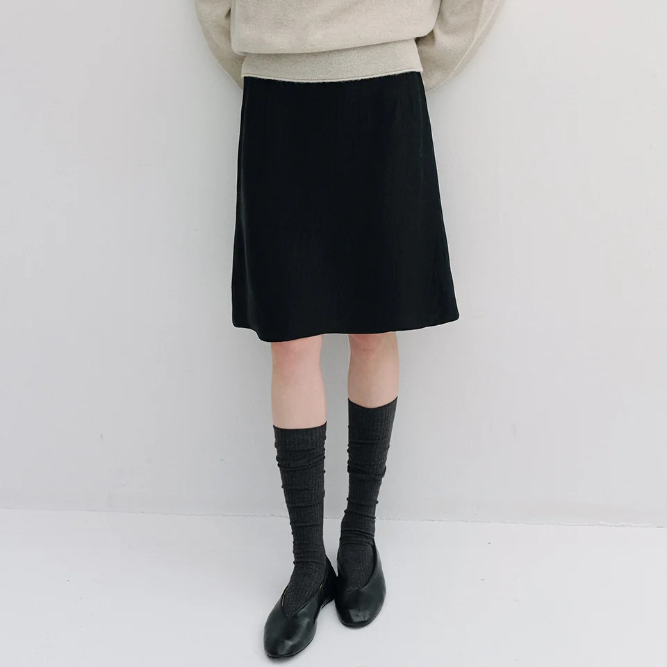 embroidery silky midi skirt (black)