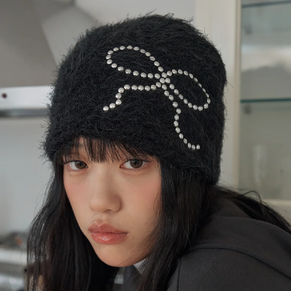 RIBBON STUD BEANIE IN BLACK