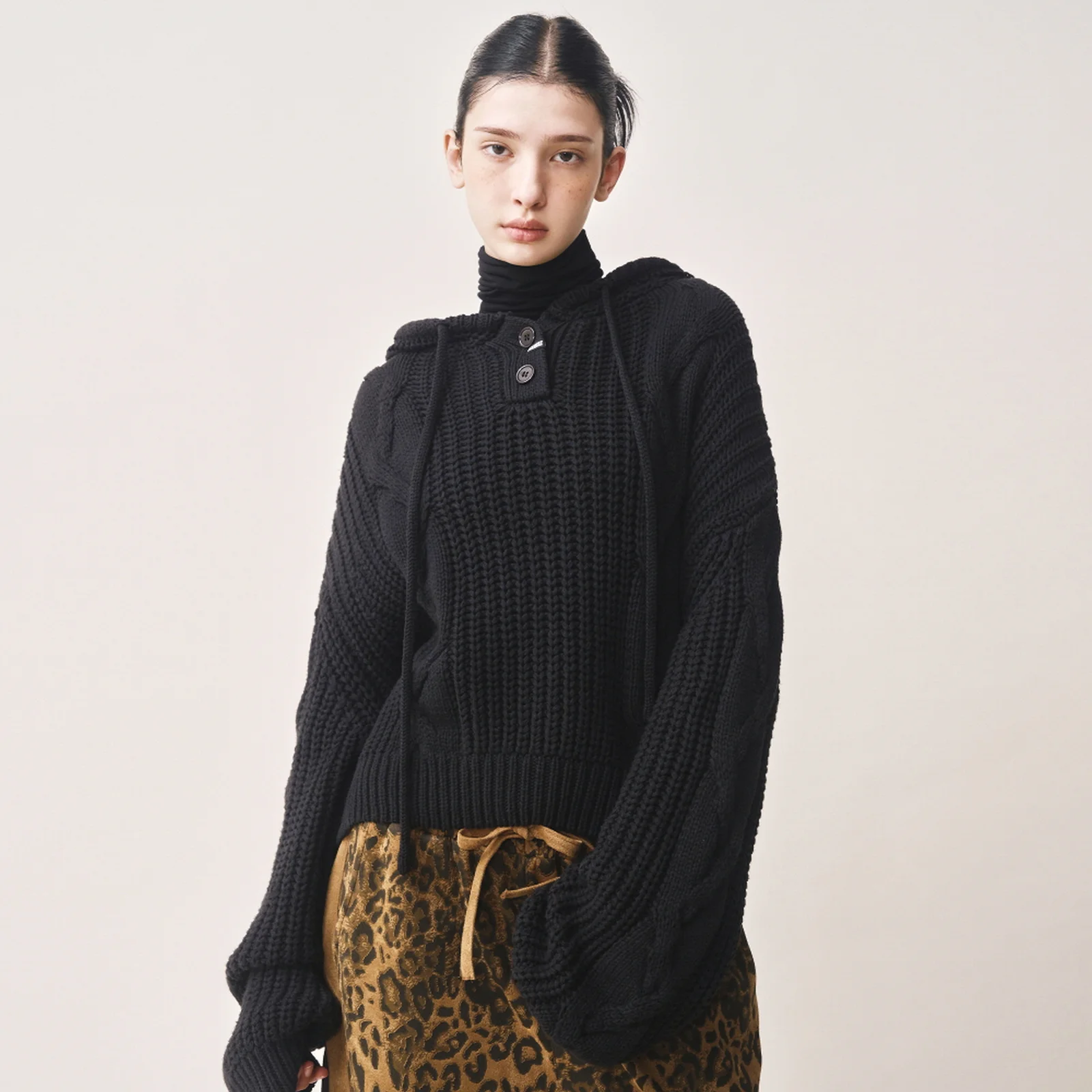 COZY BUTTON CABLE HOODIE KNIT_BLACK
