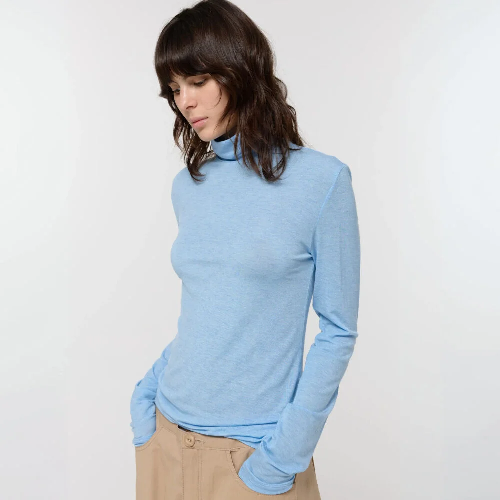 TURTLE NECK SLIM TOP / LIGHT BLUE