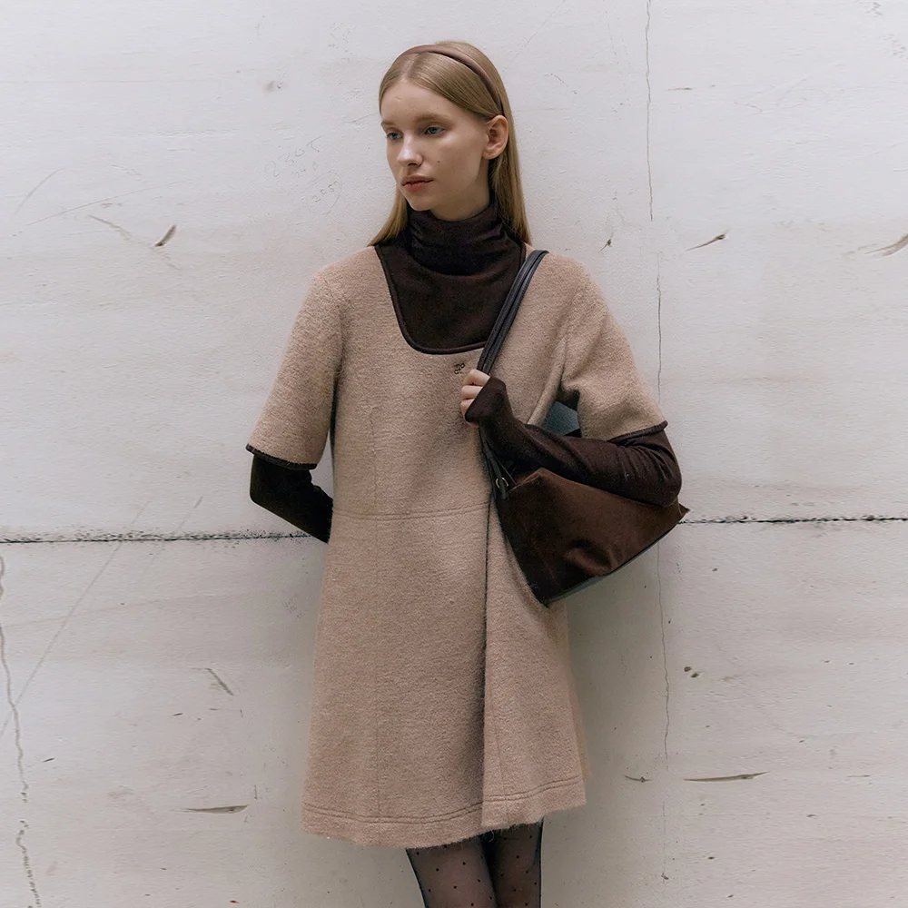 SQUARE-NECK BOUCLE DRESS (pink beige)