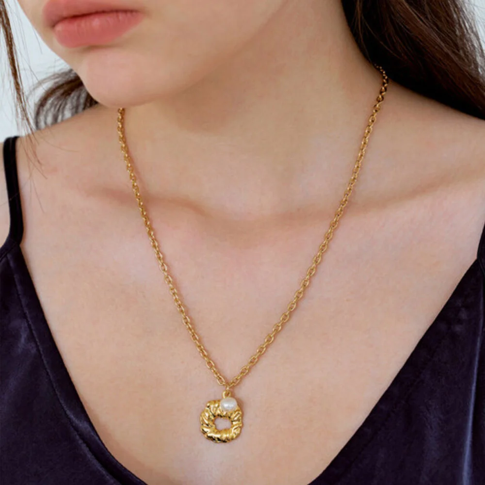 donut circle pearl necklace