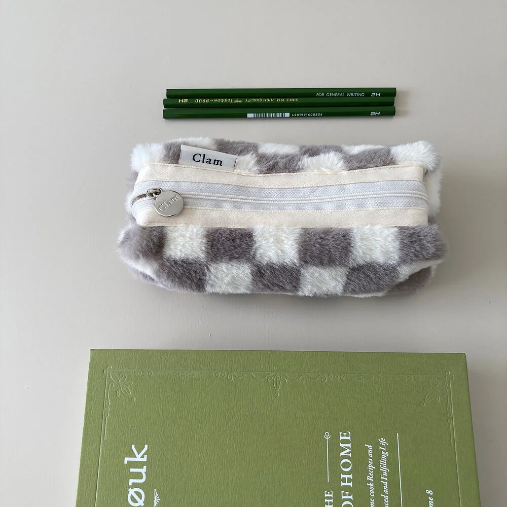 Clam round pencilcase _ Fur Gray Checkerboard