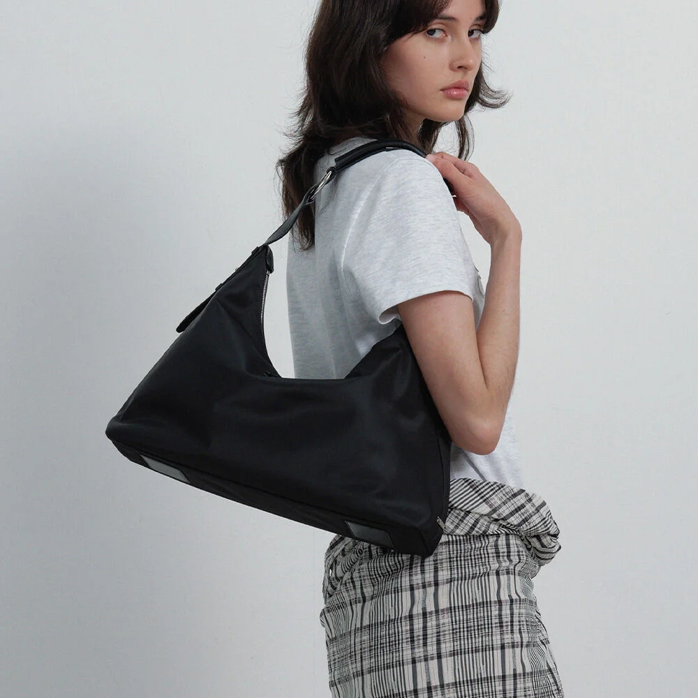 Orin Medium Shoulder in Black UF6SB110-10