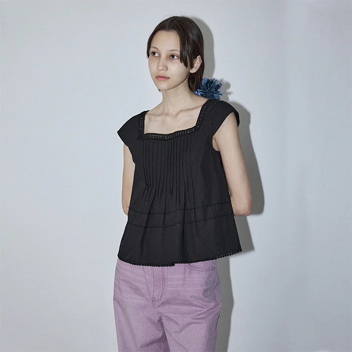 LACE SQUARE NECK BLOUSE - BLACK
