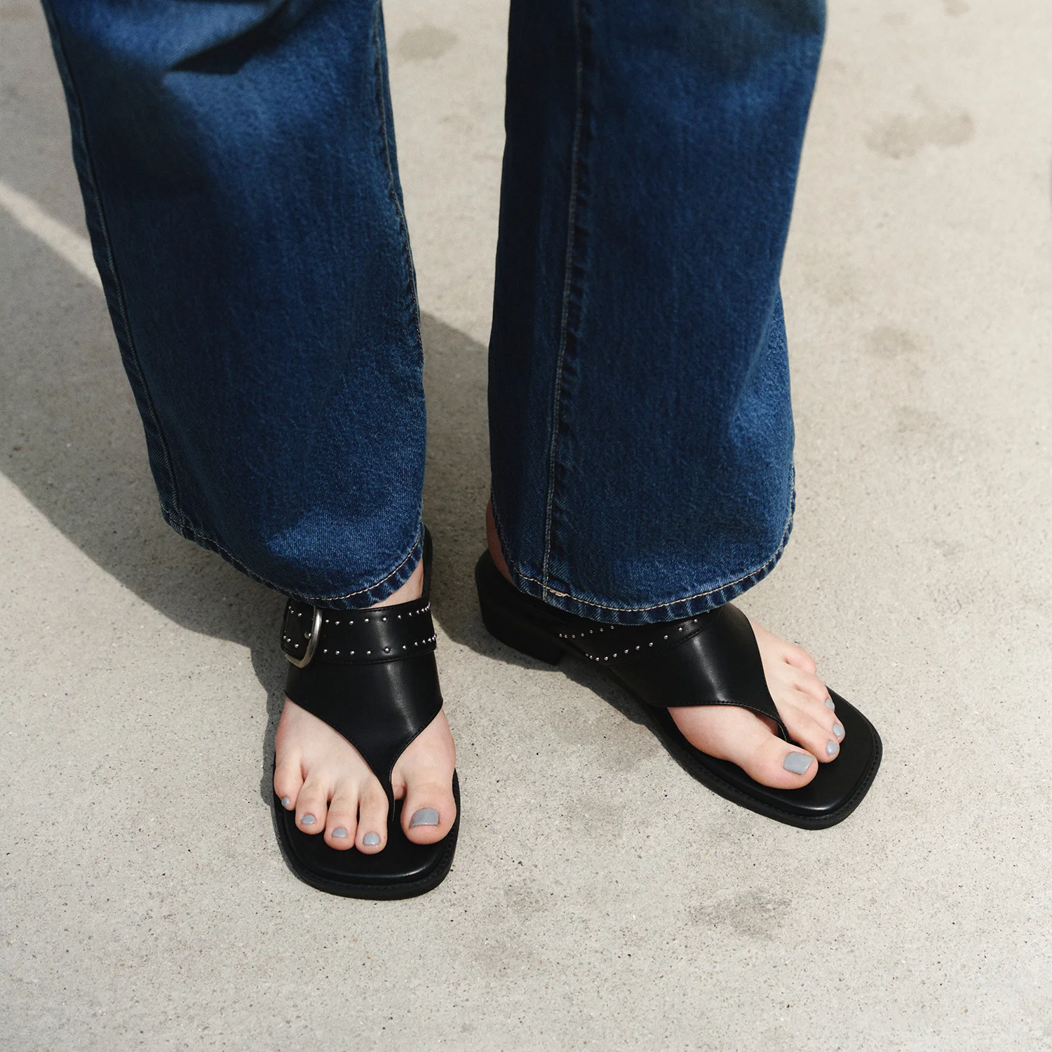 STUDIA BUCKLE FLIP-FLOP / BLACK