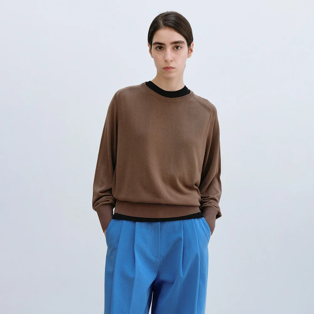 Light R-Neck Knit in Brown