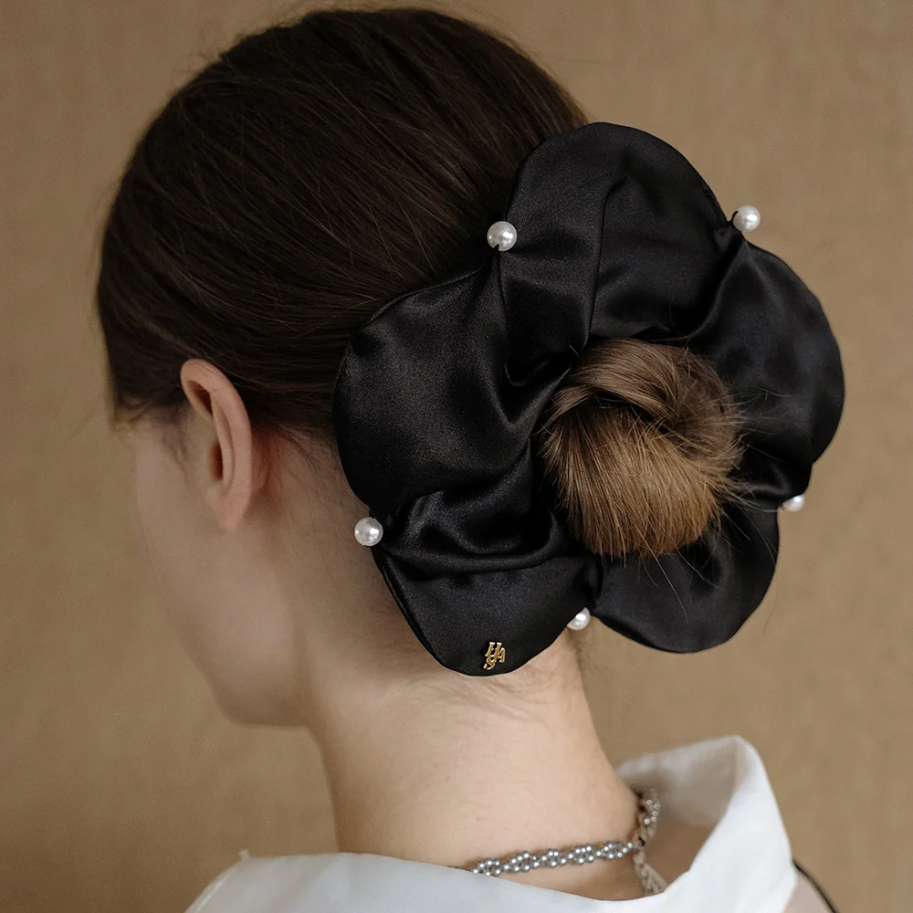 EN004 Flower satin scrunchie (Ivory, Black)