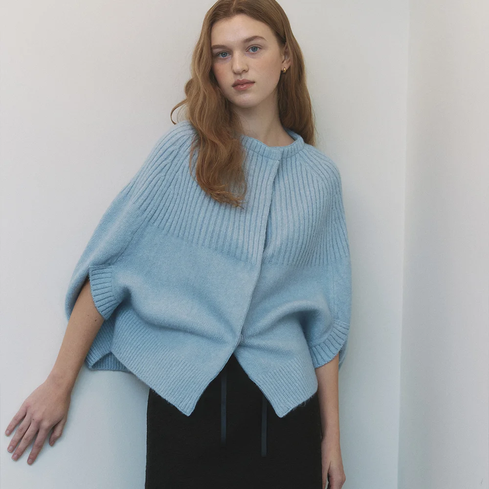 comos 1313 high-neck cape knit (sky blue)