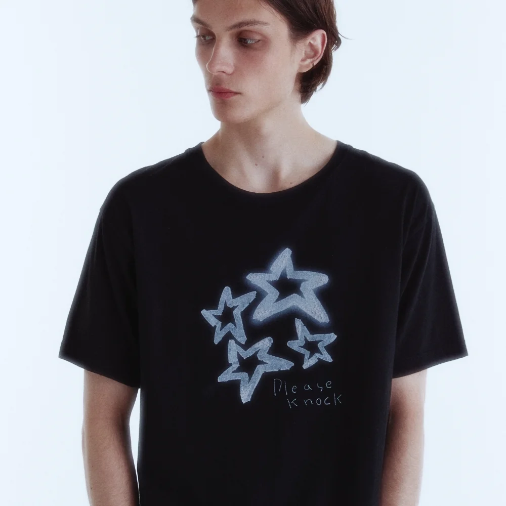 Star Shine Embo Print T-Shirt_Black