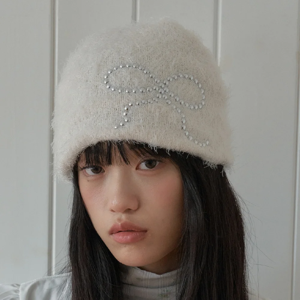 RIBBON STUD BEANIE IN CREAM