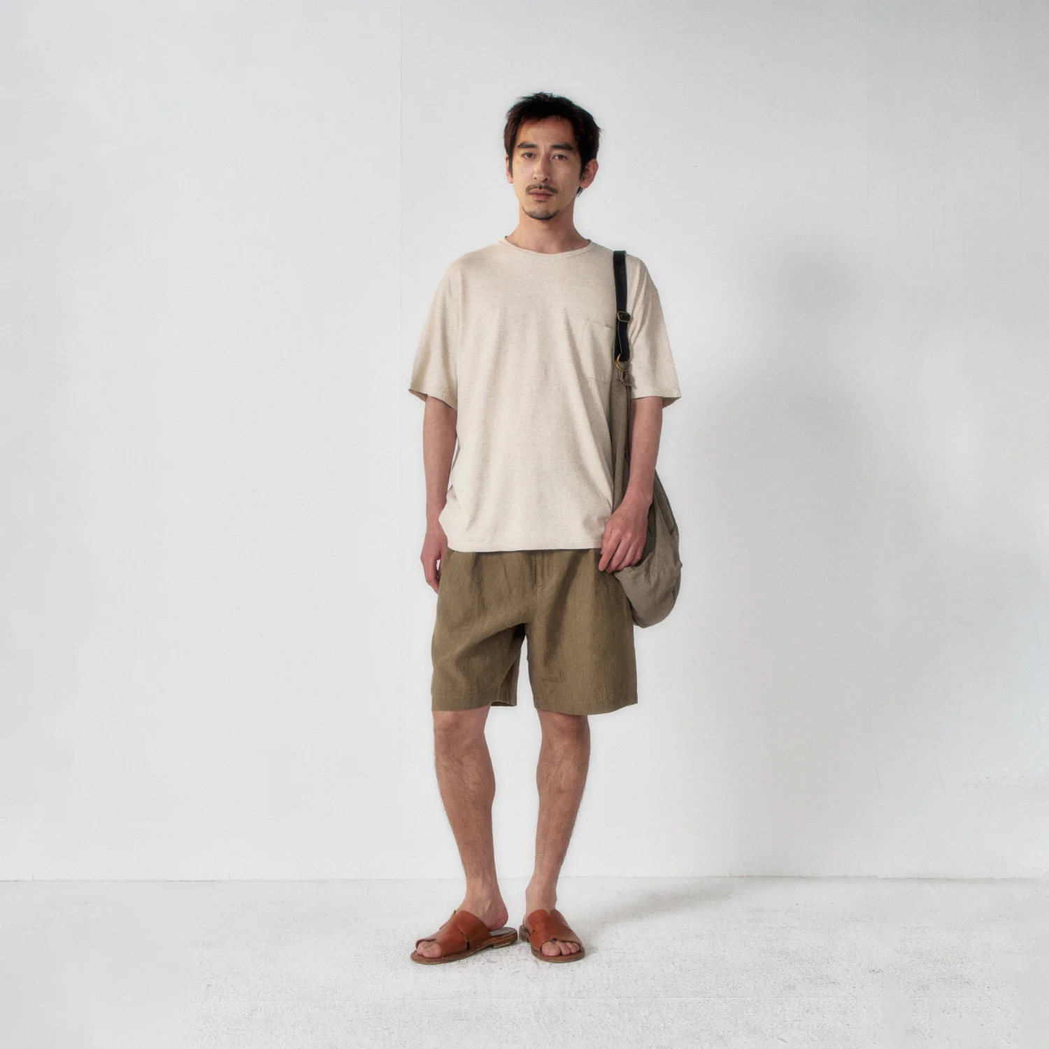 Washed Linen Two Tuck Shorts_Khaki Beige