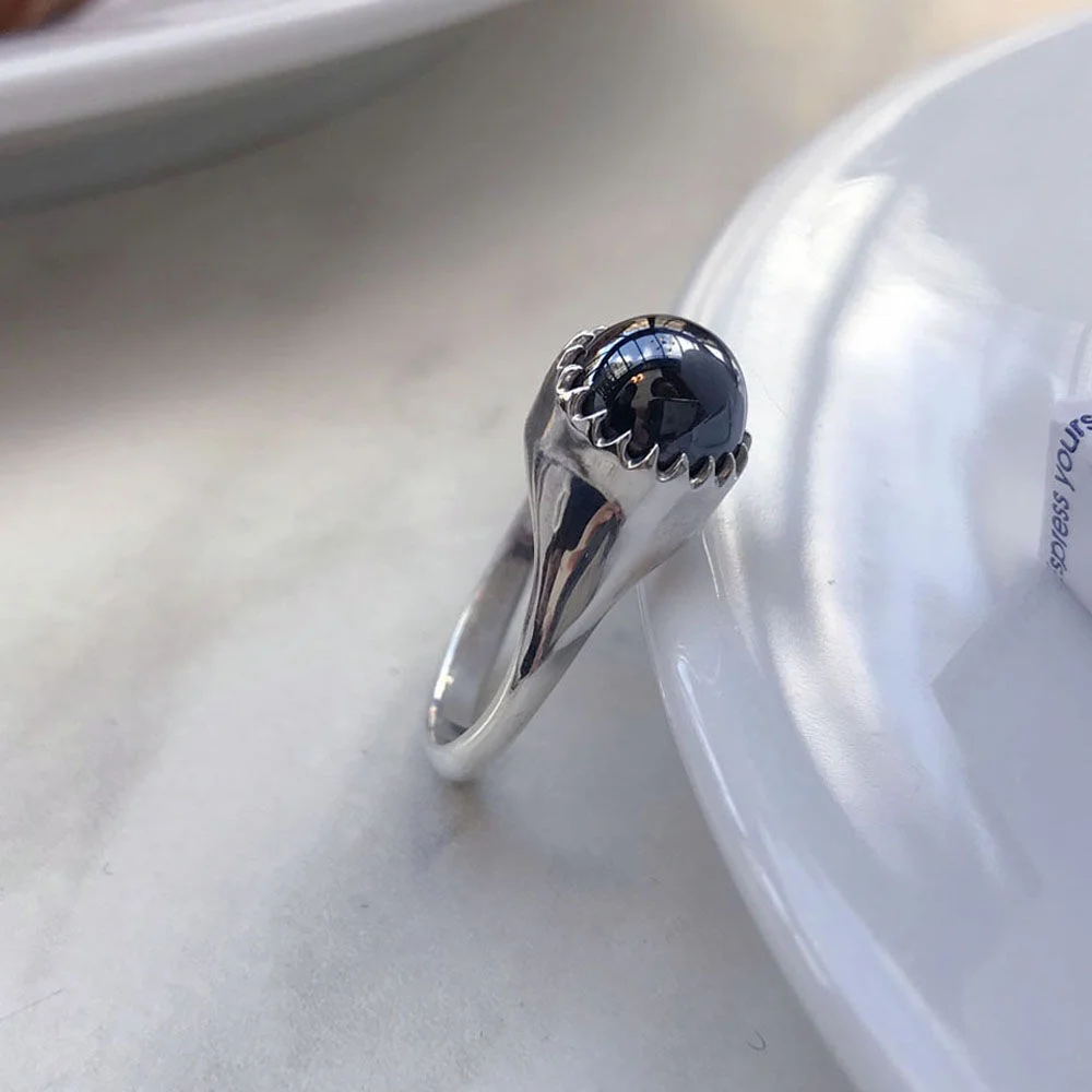 SURROUNEDE WITH TEETH RING
