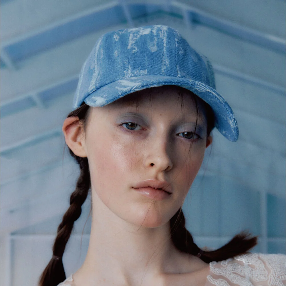 DESTROYED DENIM CAP IN LIGHT BLUE
