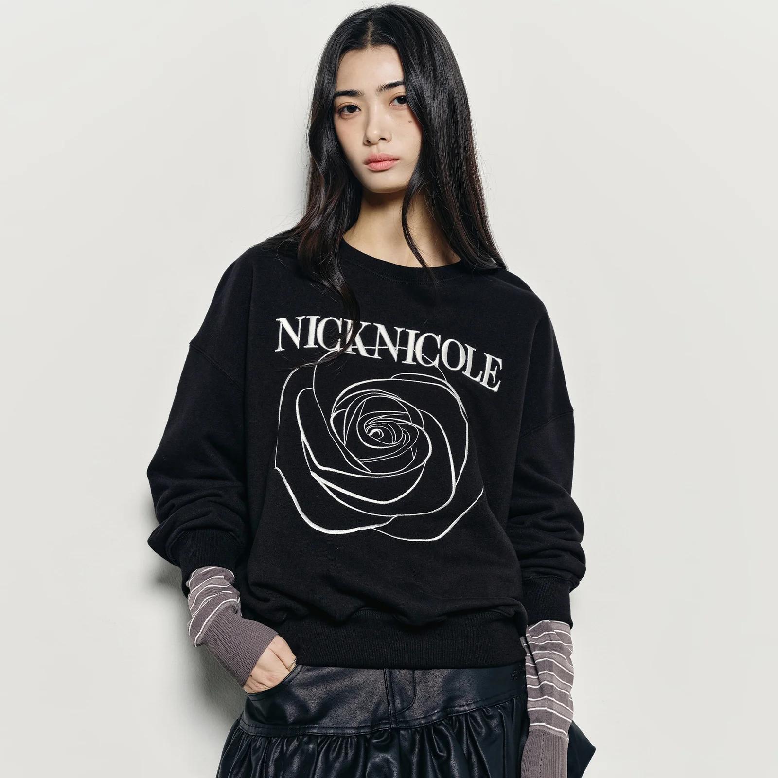 VOLUME NICOLE ROSE SWEATSHIRT_BLACK WHITE