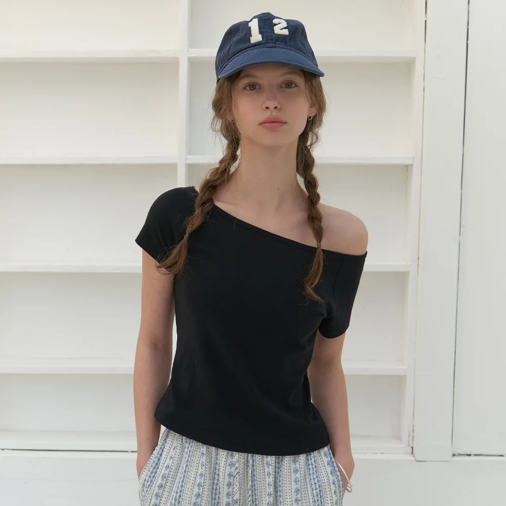 Anni off shoulder half t-shirt (black)