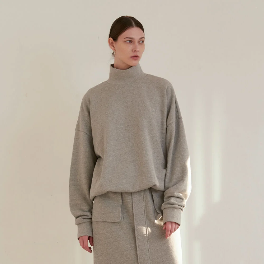 LOGO TURTLE NECK SWEATSHIRT - GRAY