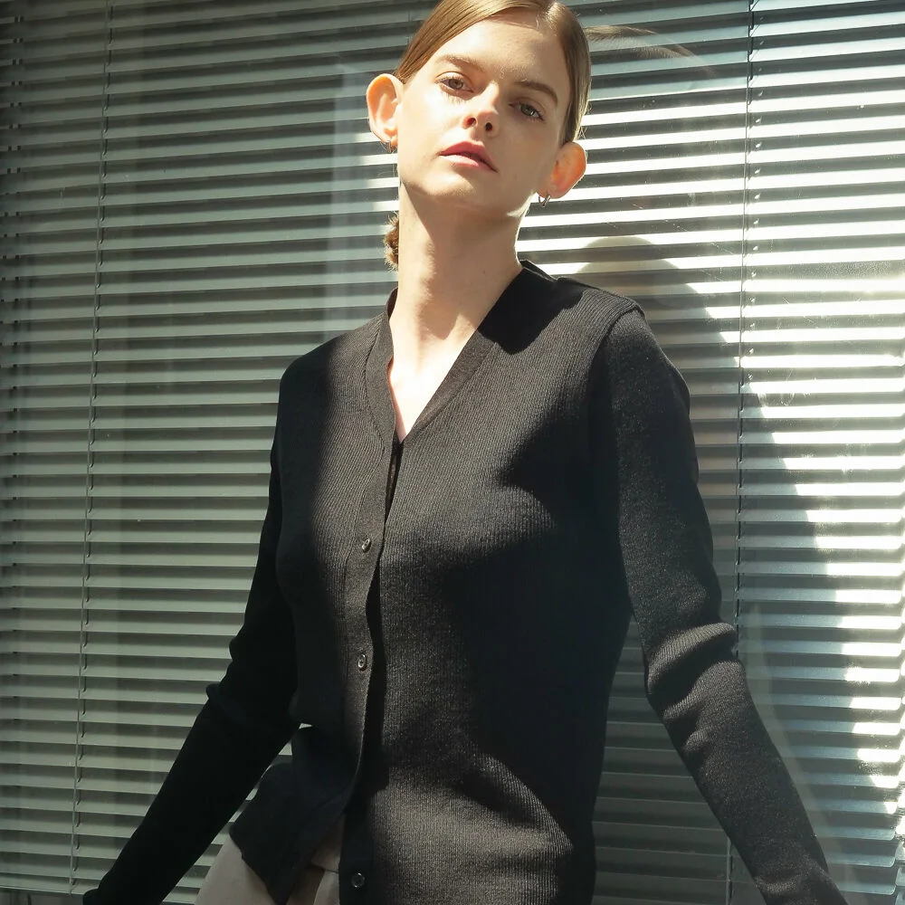 Ribbed V-Neck Cardigan _Black