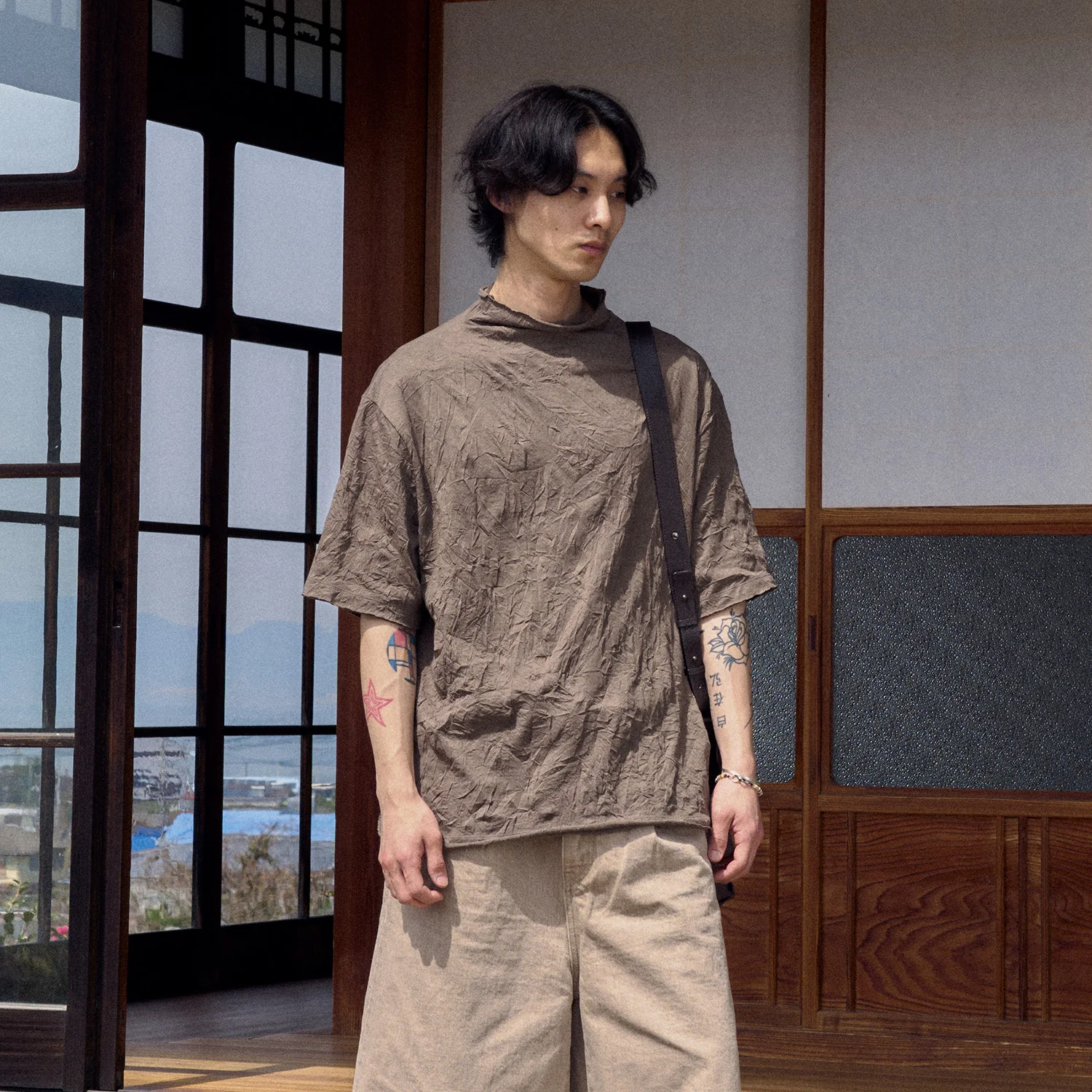 Creased Mock-neck H/S T-shirt - Brown