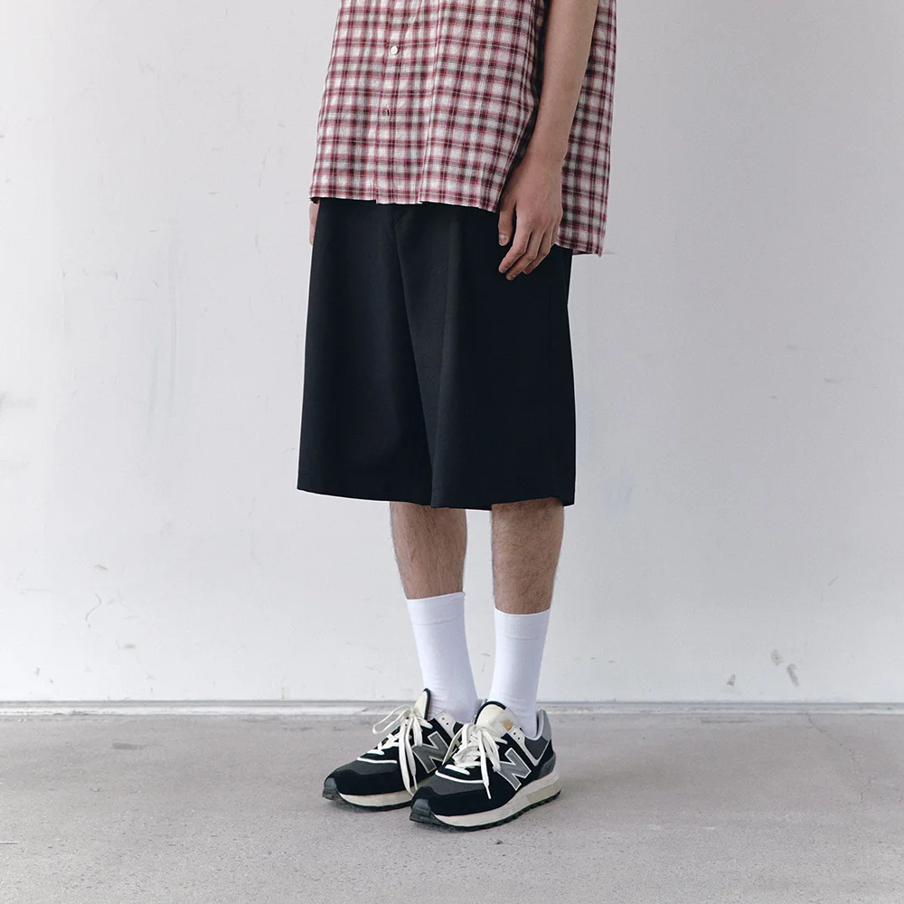 BERMUDA DEEP ONE TUCK SHORTS (BLACK)