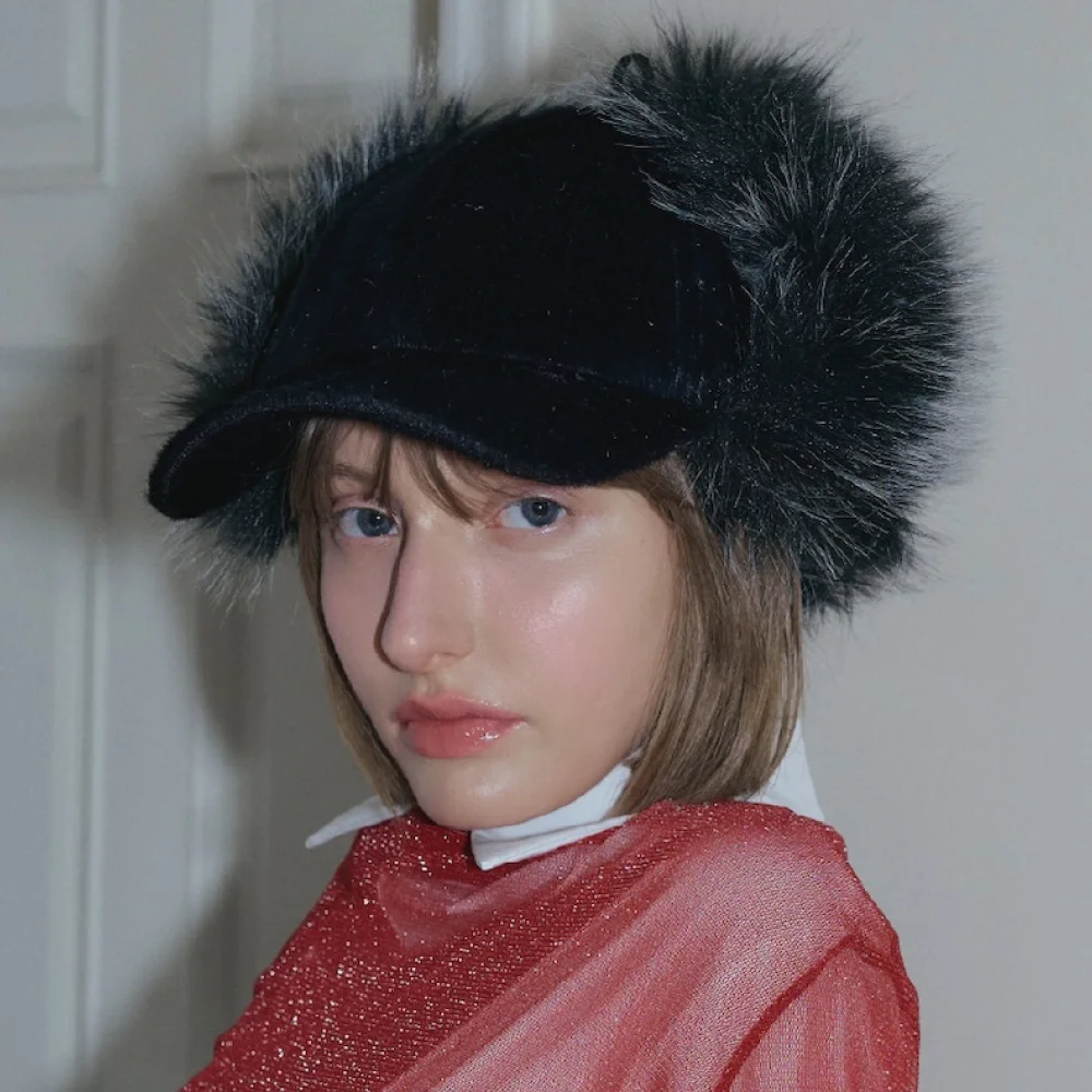 SHAGGY EARFLAP CAP IN VELVETY BLACK