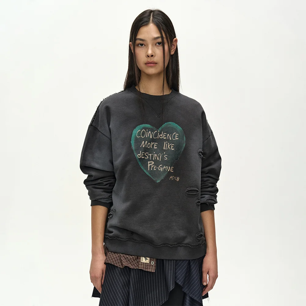 (ESSENTIAL) UNISEX SPRAY WASHED HEART MESSAGE SWEATSHIRT (CHARCOAL)