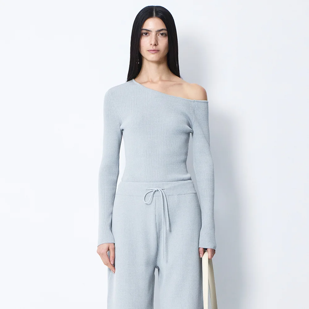 DE OFF-SHOULDER KNIT