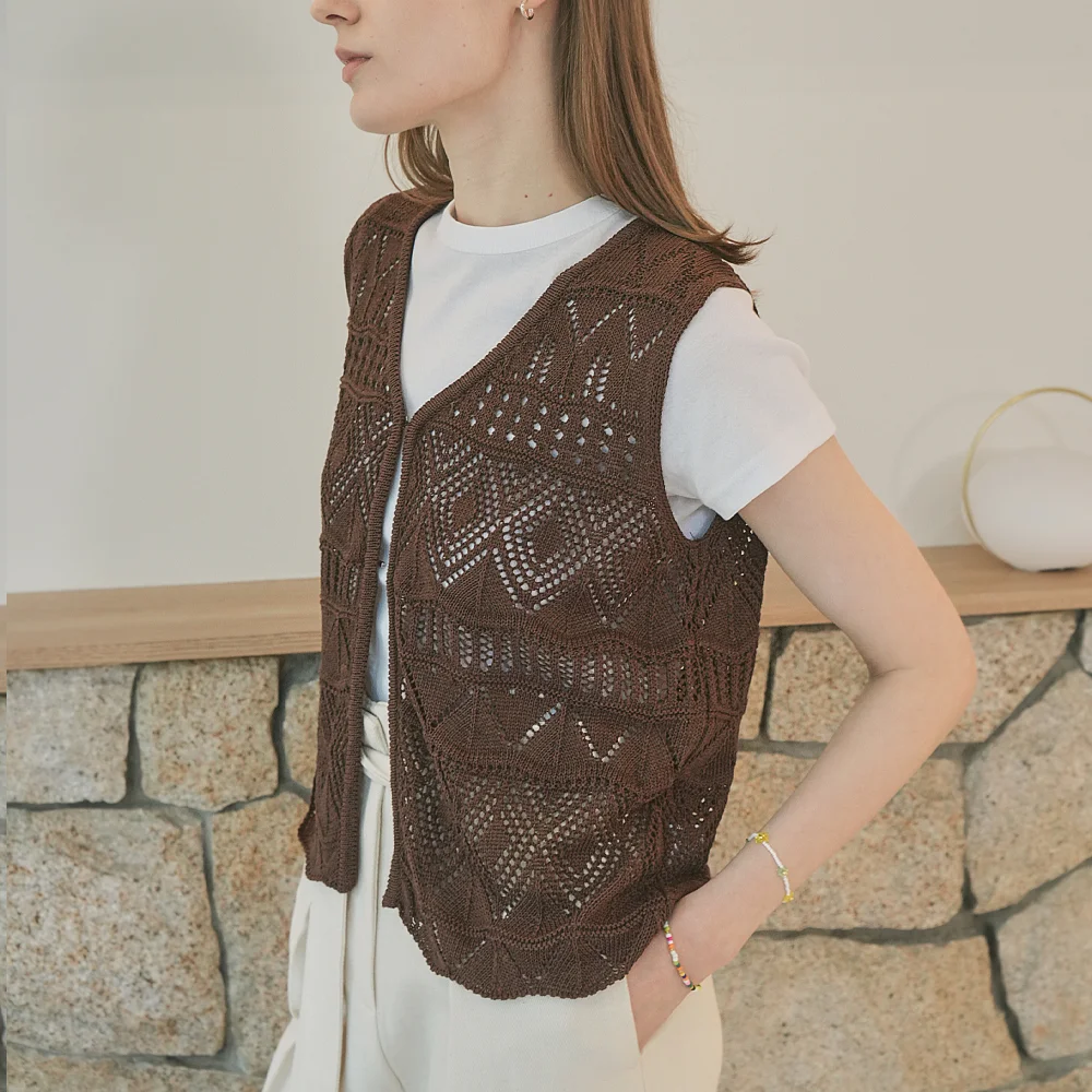 V-Neck Hook Detail Scasi Knit Vest (brown)