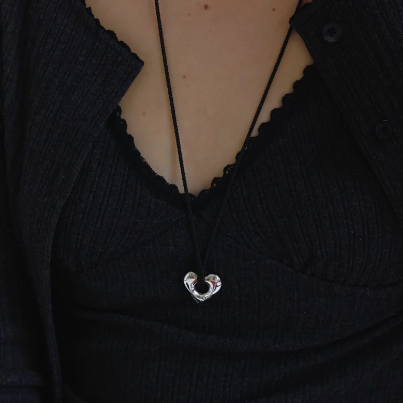 Heart hall string necklace