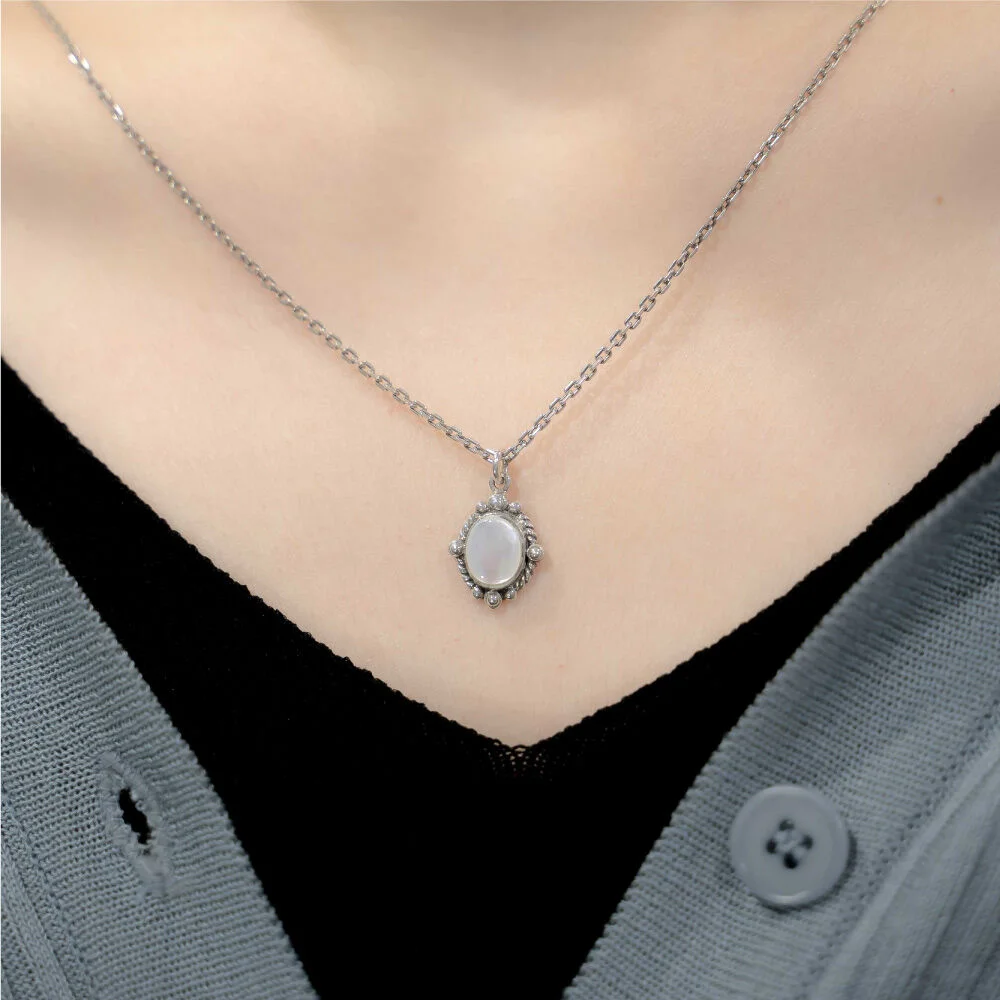 HR 61N_Mother of Pearl Pendant Necklace