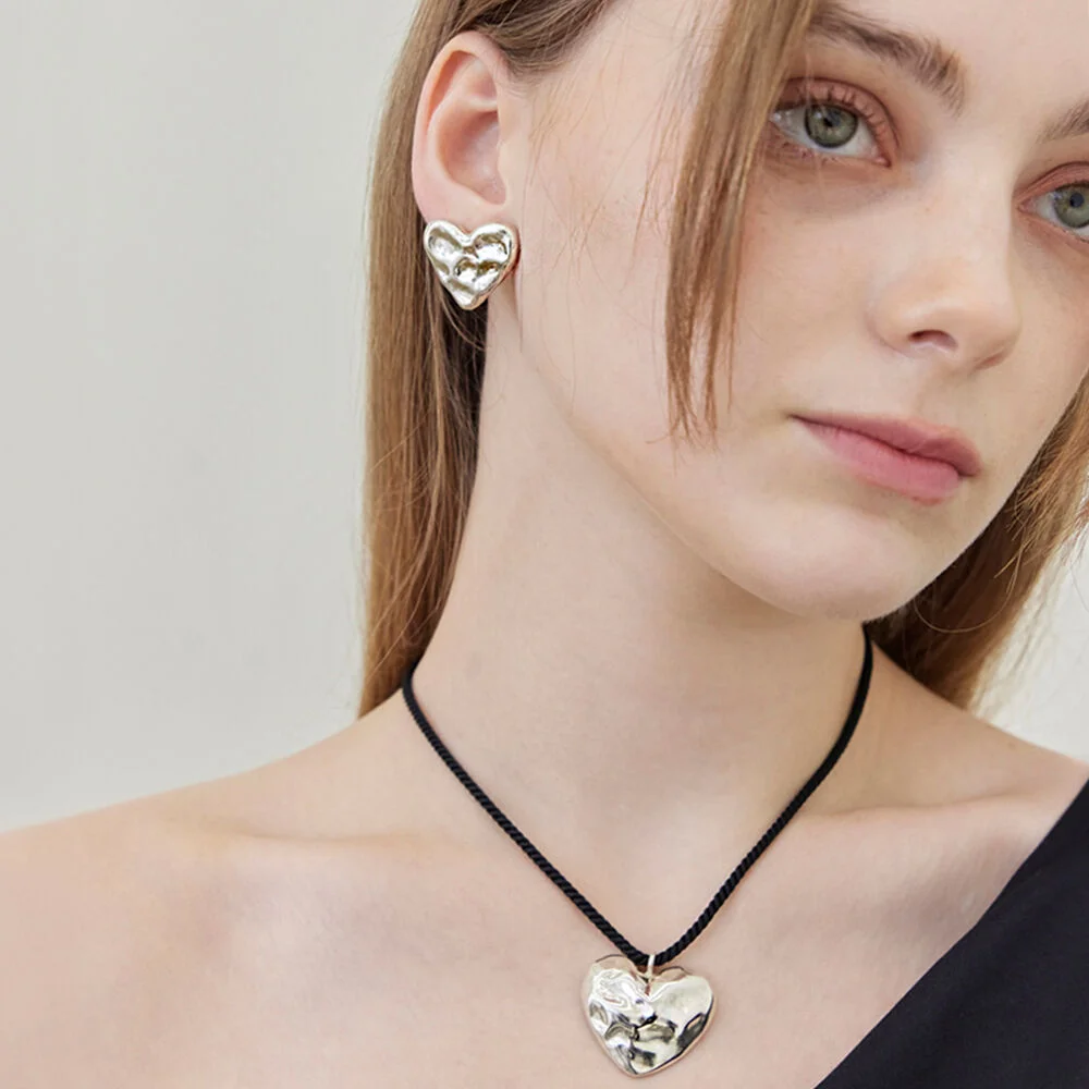 Jo Yi-hyun 著用 Bumpy Heart Necklace
