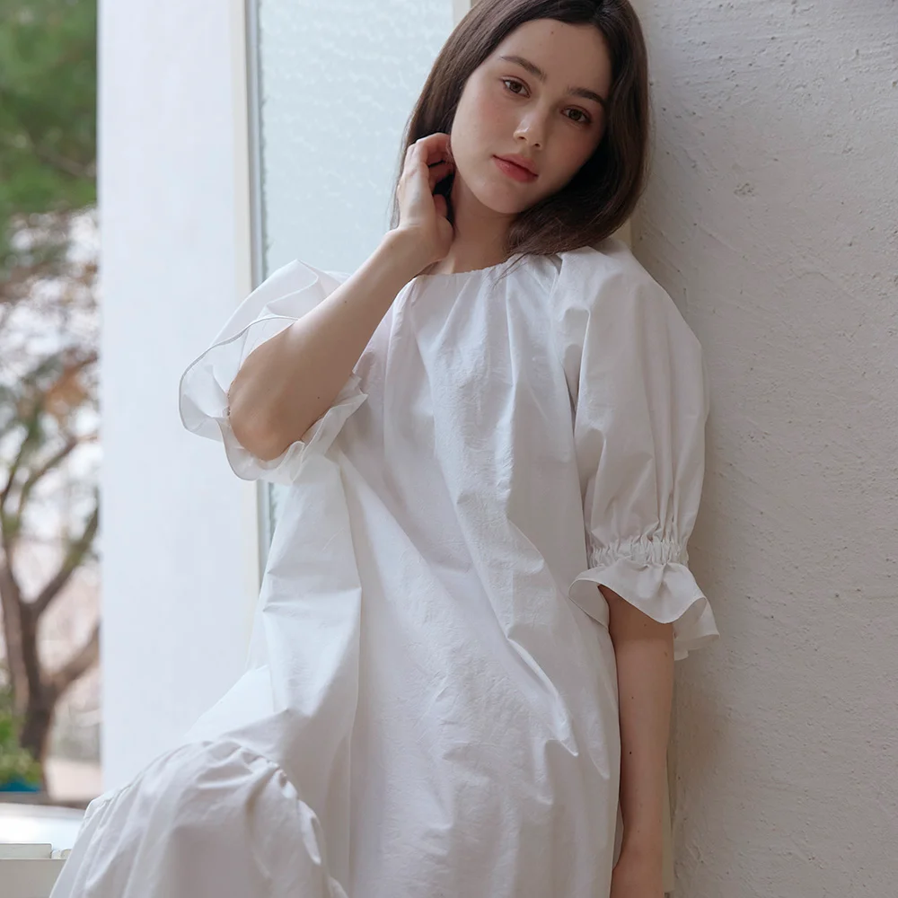 KISSING WHITE DRESS