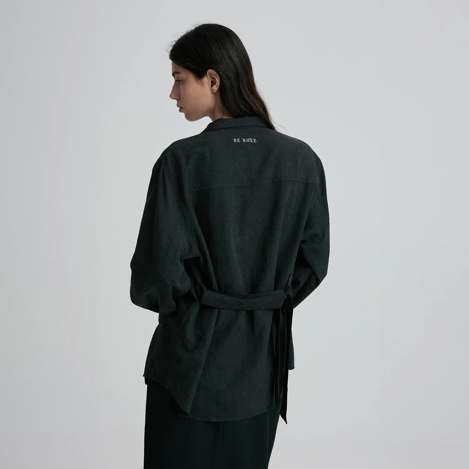 HIGH-NECK BELTED SHIRT CHARCOAL