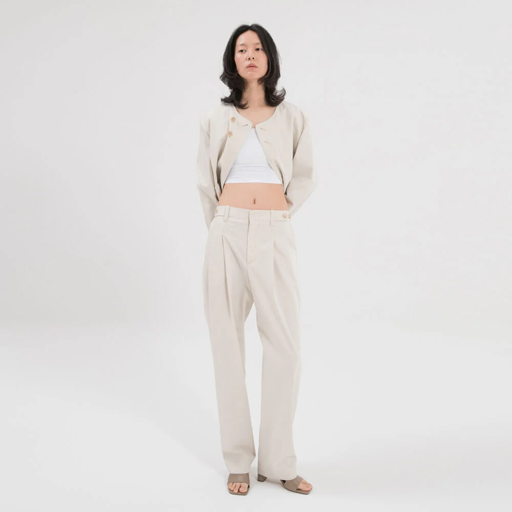 BUTTON ON BAND PLEATED PANTS / CLOUD IVORY