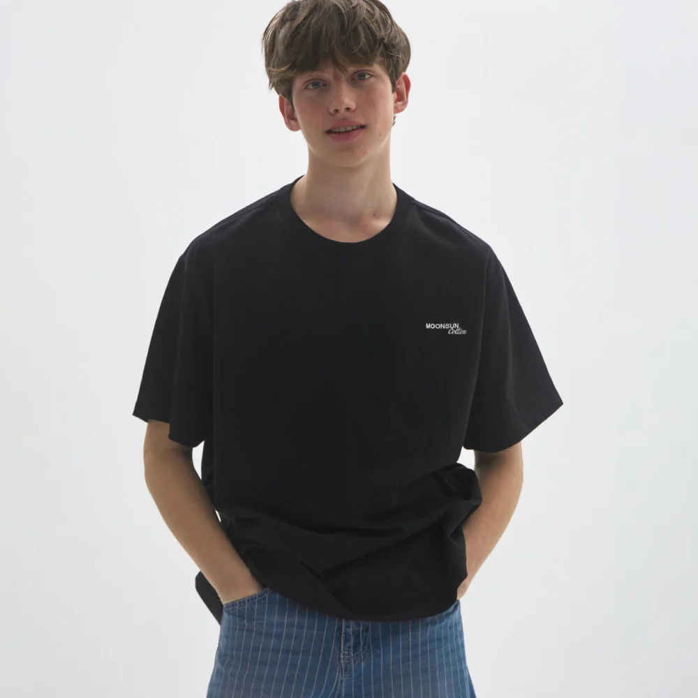 M.C UNISEX, Logo Basic T-Shirt / BLACK