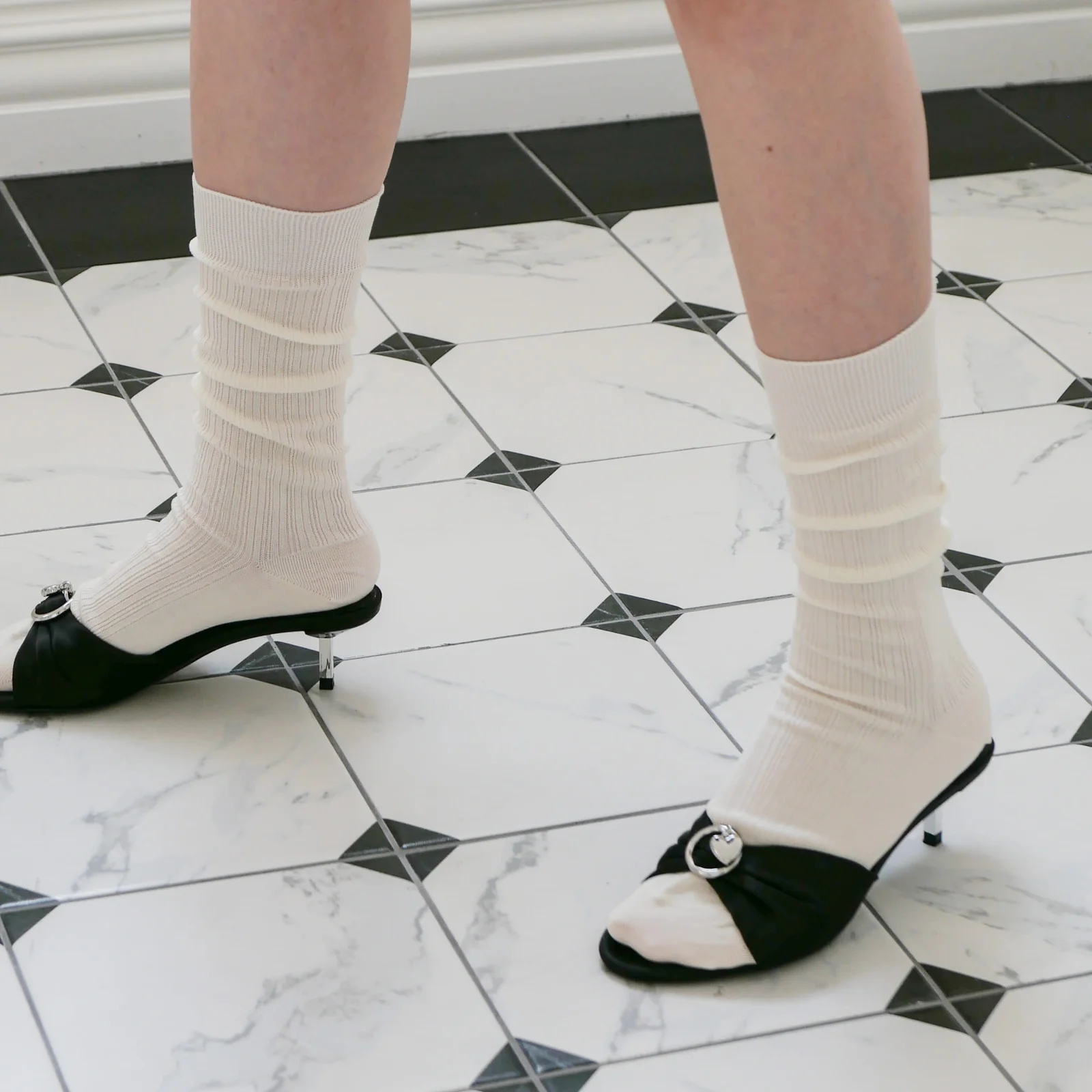 loose middle socks - white