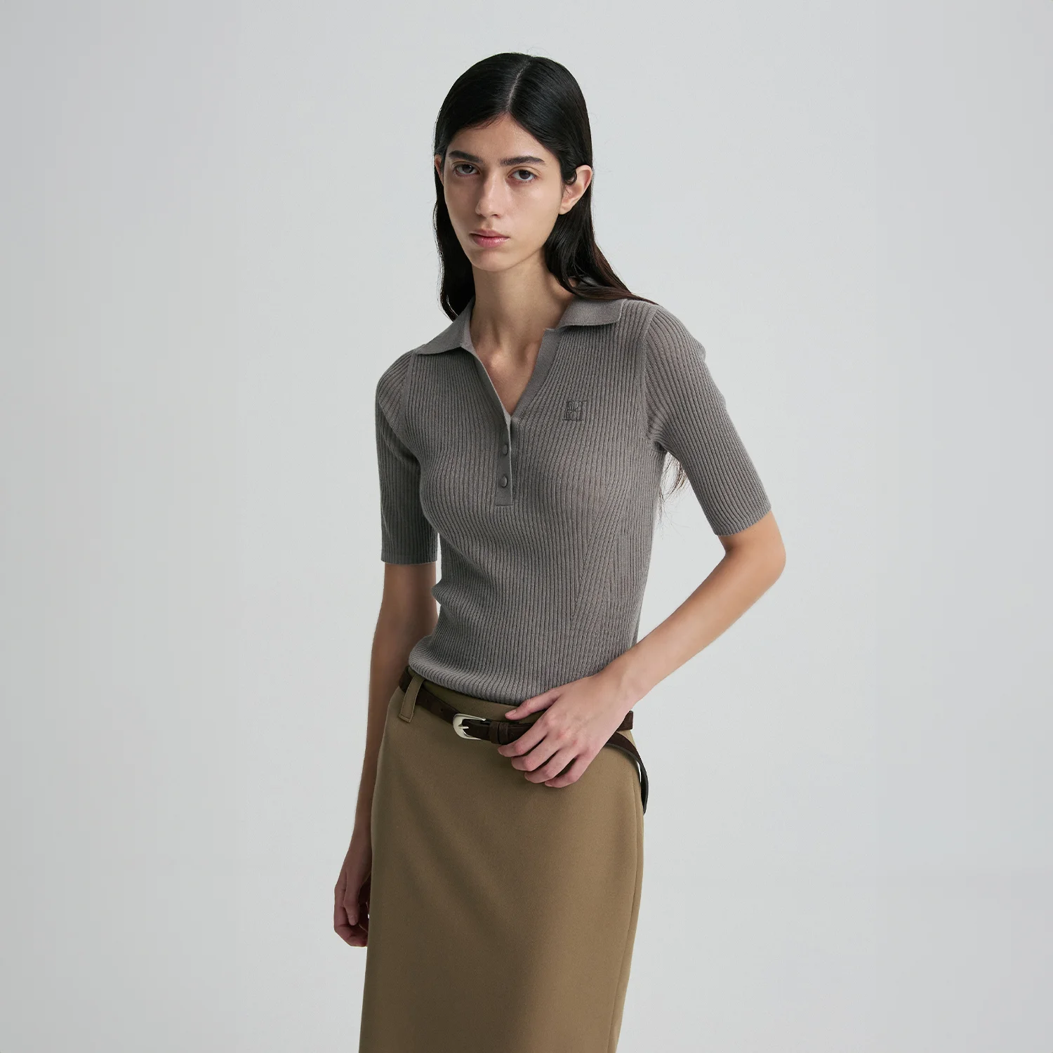 FITTED SHORT-SLEEVE POLO TOP WALNUT