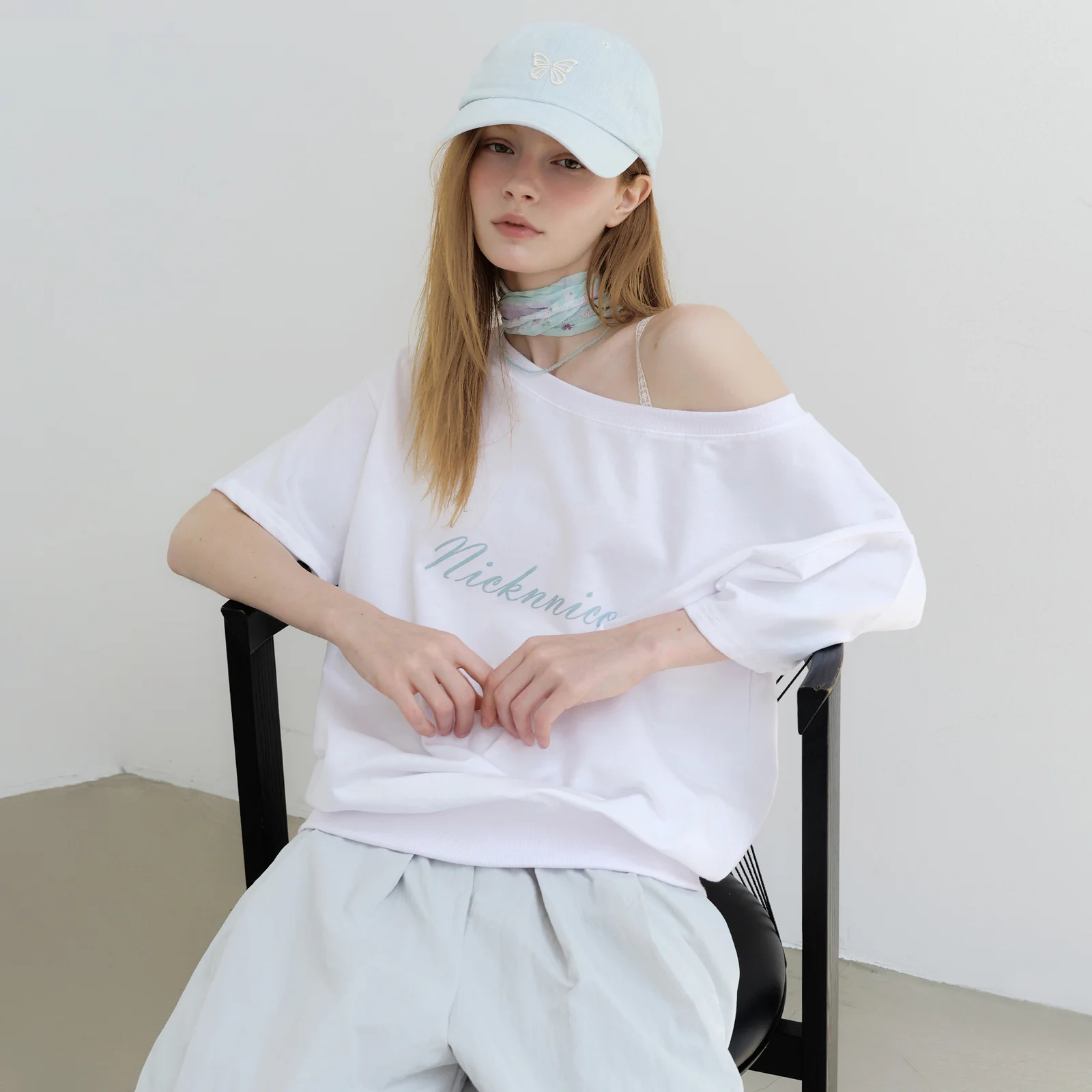 OFF SHOULDER LETTERING SWEAT TOP_WHITE