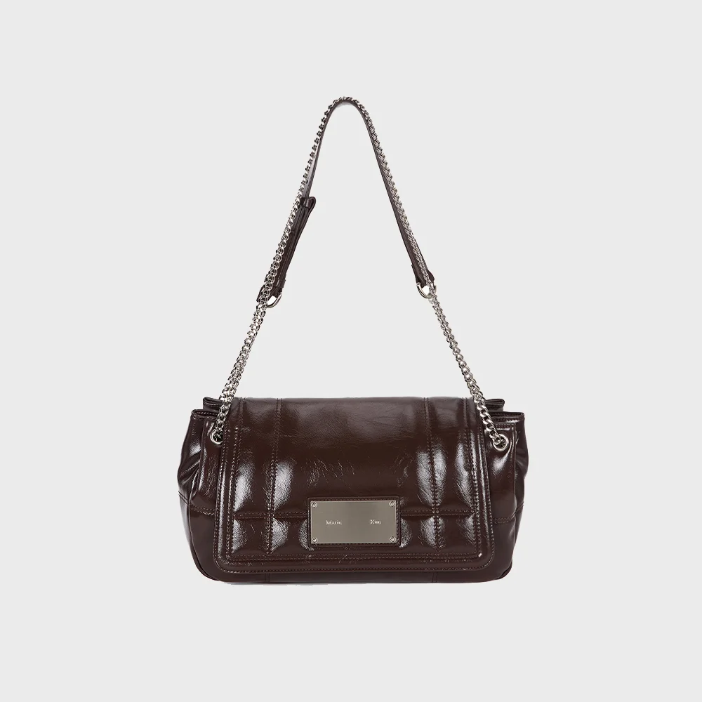 GLOSSY QUILTING MEDIUM CHAIN BAG IN DARK BROWN