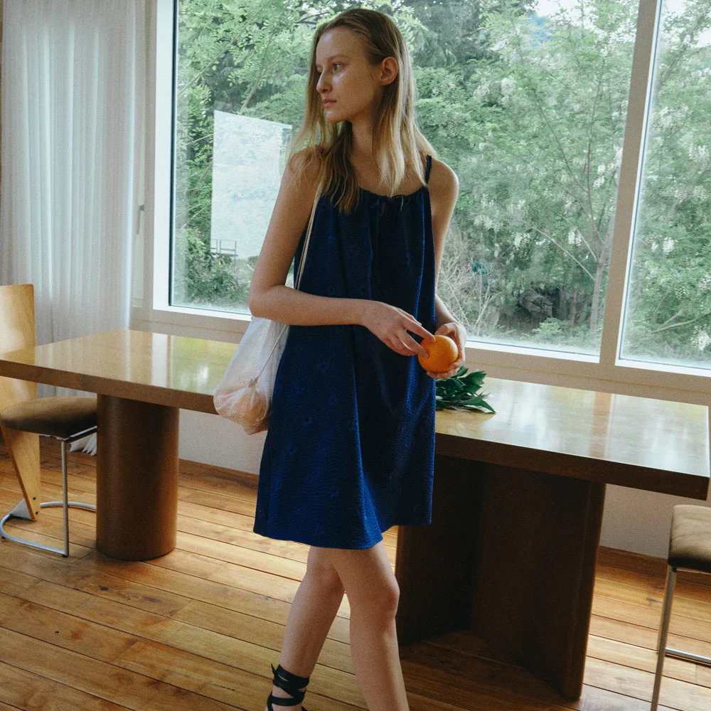 FLORAL DAISY SEERSUCKER MINI DRESS / NAVY